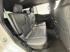 セカンドシートは大人二人が乗っても十分なスペースが確保されております。 6