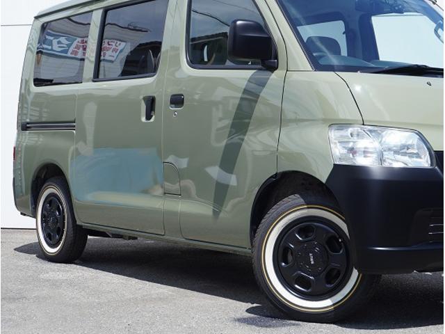 ライトエースバン ＧＬ　ライトエース／ＧＬ／ガソリン車／オリジナル内装架装／ドライブレコーダー／ＲＥＶＯシート／ストラーダ／７インチナビゲーション／収納付きベットキット／床フローリング施工／天井レザー張り替え／天井ＬＥＤ照明（10枚目）