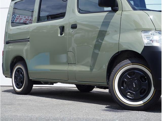 ライトエースバン ＧＬ　ライトエース／ＧＬ／ガソリン車／オリジナル内装架装／ドライブレコーダー／ＲＥＶＯシート／ストラーダ／７インチナビゲーション／収納付きベットキット／床フローリング施工／天井レザー張り替え／天井ＬＥＤ照明（11枚目）