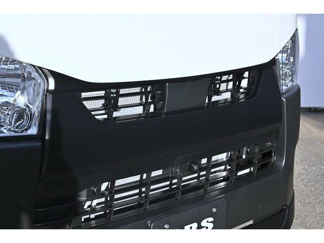 ハイエースバン ロングＤＸ　新車未登録／ＤＸ／２ＷＤ／ガソリン車／３／６人乗り／９ｋｍ／ＣＲＳ／ＥＳＳＥＥＸ／バッドパネル／２インチローダウン／カロッツェリア／楽ナビ／デジタルインナーミラー／ＥＴＣ／パノラミックビューモニター（18枚目）