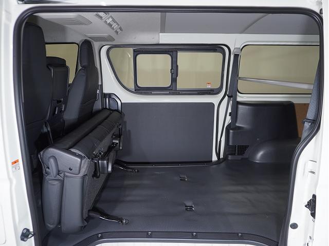 ハイエースバン ロングＤＸ　新車未登録／ＤＸ／２ＷＤ／ガソリン車／３／６人乗り／９ｋｍ／ＣＲＳ／ＥＳＳＥＥＸ／バッドパネル／２インチローダウン／カロッツェリア／楽ナビ／デジタルインナーミラー／ＥＴＣ／パノラミックビューモニター（63枚目）