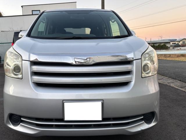 ノア X スマートエディション 8人乗 フリップダウンモニター バックカメラ Bluetooth ナビ TV 両側電動スライドドア オートライト スマートキー 電動格納ミラー 3列シート ウォークスルー CVT CD DVD再生(2枚目)