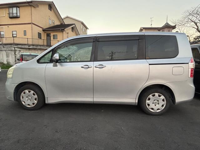 ノア X スマートエディション 8人乗 フリップダウンモニター バックカメラ Bluetooth ナビ TV 両側電動スライドドア オートライト スマートキー 電動格納ミラー 3列シート ウォークスルー CVT CD DVD再生(4枚目)