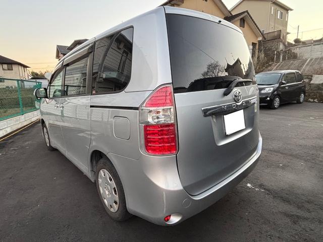 ノア X スマートエディション 8人乗 フリップダウンモニター バックカメラ Bluetooth ナビ TV 両側電動スライドドア オートライト スマートキー 電動格納ミラー 3列シート ウォークスルー CVT CD DVD再生(5枚目)