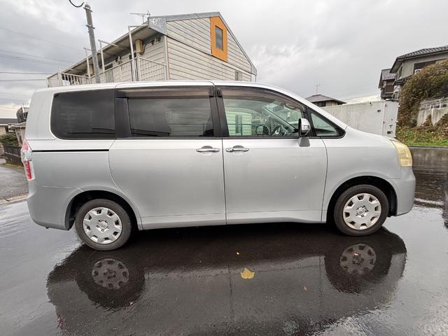 ノア X スマートエディション 8人乗 フリップダウンモニター バックカメラ Bluetooth ナビ TV 両側電動スライドドア オートライト スマートキー 電動格納ミラー 3列シート ウォークスルー CVT CD DVD再生(8枚目)