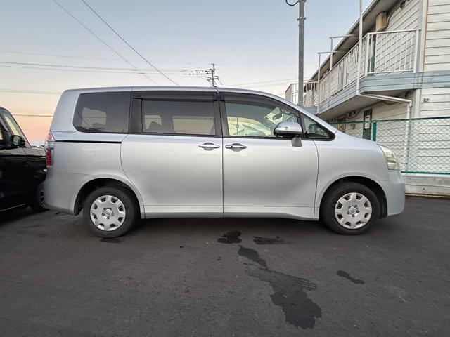 ノア X スマートエディション 8人乗 フリップダウンモニター バックカメラ Bluetooth ナビ TV 両側電動スライドドア オートライト スマートキー 電動格納ミラー 3列シート ウォークスルー CVT CD DVD再生(9枚目)