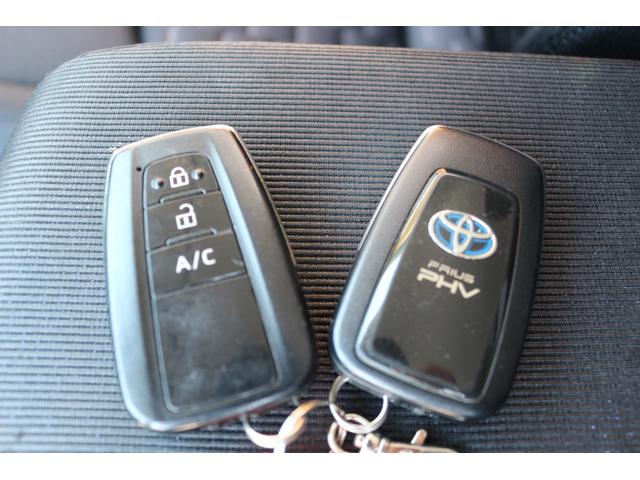 プリウスＰＨＶ Ａ　ΔＳＯＣ７％　ドライブレコーダー　クリアランスソナー　レーンアシスト　オートクルコントロール　パークアシスト　衝突被害軽減システム　バックカメラ　ナビ　ＴＶ　アルミホイール　オートマチックハイビーム（77枚目）