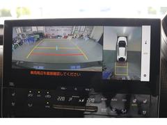 【全方位型モニター】クルマを上空から見下ろしているかのように、直感的に周囲の状況を把握できる全方位型モニター。狭い場所での駐車でも周囲が映像で確認できます。 6