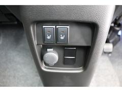 冬場や夏場はシートの心地が優れませんよね。上記のような課題をシートヒーターが解決します。どんなときでも快適にドライブが楽しめますね。 6