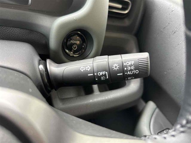 フリード ｅ：ＨＥＶクロスター　バックカメラ　クリアランスソナー　オートクルーズコントロール　レーンアシスト　両側電動スライドドア　オートライト　スマートキー　電動格納ミラー　シートヒーター　ＣＶＴ　アルミホイール　ＵＳＢ　ＥＳＣ（7枚目）