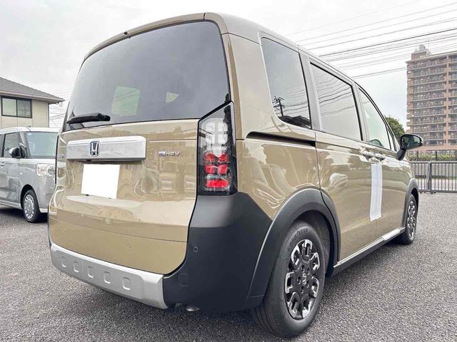 フリード ｅ：ＨＥＶクロスター　バックカメラ　クリアランスソナー　オートクルーズコントロール　レーンアシスト　両側電動スライドドア　オートライト　スマートキー　電動格納ミラー　シートヒーター　ＣＶＴ　アルミホイール　ＵＳＢ　ＥＳＣ（17枚目）