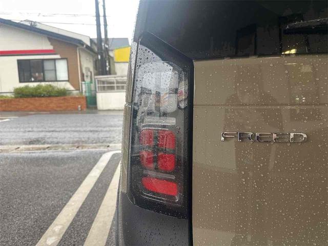 フリード ｅ：ＨＥＶクロスター　バックカメラ　クリアランスソナー　オートクルーズコントロール　レーンアシスト　両側電動スライドドア　オートライト　スマートキー　電動格納ミラー　シートヒーター　ＣＶＴ　アルミホイール　ＵＳＢ　ＥＳＣ（49枚目）