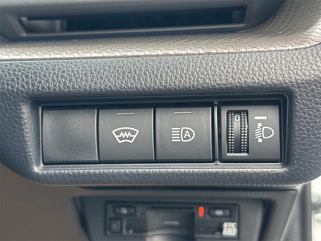 プリウス Ｇ　クリアランスソナー　レーンアシスト　オートクルーズコントロール　衝突被害軽減システム　バックカメラ　ナビ　アルミホイール　オートマチックハイビーム　オートライト　ＬＥＤヘッドランプ　ＣＶＴ（9枚目）