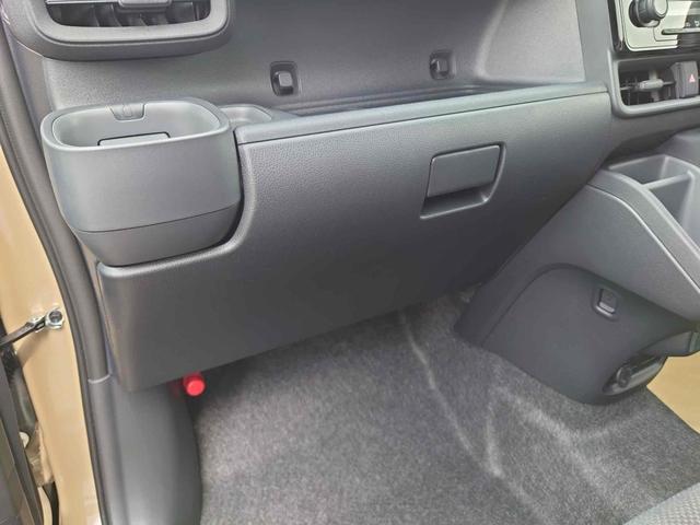 シエンタ ハイブリッドＧ　登録済未使用車　全周囲カメラ　ナビ　ＴＶ　クリアランスソナー　オートクルーズコントロール　レーンアシスト　衝突被害軽減システム　両側スライドドア　オートマチックハイビーム　オートライト（22枚目）