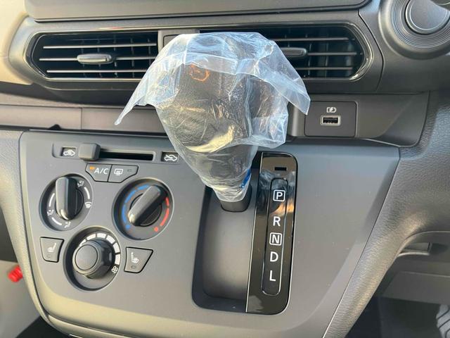 必ず使用するシフトレバー。確りと確認したいですね。