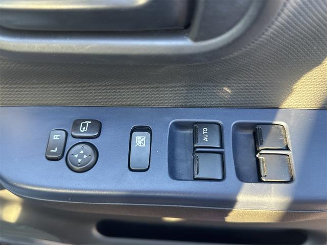 パワーウィンドウのスイッチですよ。運転席に居ながら窓を開け閉めのコントロールできますよ。