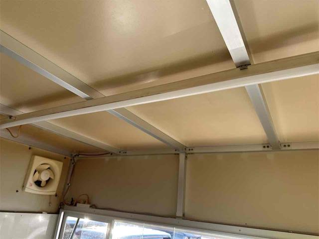 キャリイトラック ＫＣエアコン・パワステ　キッチンカー　冷蔵収納　作業台　シンク　ＡＴ　衝突被害軽減システム　レーンアシスト　アイドリングストップ　オートライト　ＥＳＣ　エアコン　運転席エアバッグ　助手席エアバッグ（47枚目）