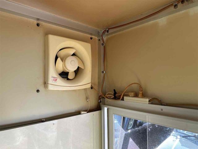 キャリイトラック ＫＣエアコン・パワステ　キッチンカー　冷蔵収納　作業台　シンク　ＡＴ　衝突被害軽減システム　レーンアシスト　アイドリングストップ　オートライト　ＥＳＣ　エアコン　運転席エアバッグ　助手席エアバッグ（51枚目）