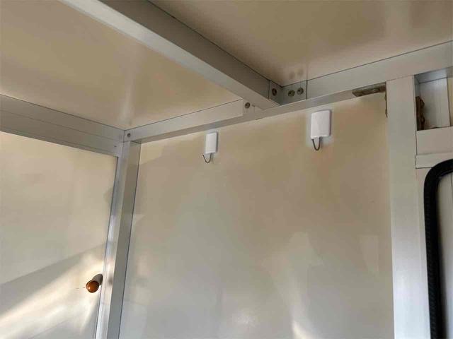 キャリイトラック ＫＣエアコン・パワステ　キッチンカー　冷蔵収納　作業台　シンク　ＡＴ　衝突被害軽減システム　レーンアシスト　アイドリングストップ　オートライト　ＥＳＣ　エアコン　運転席エアバッグ　助手席エアバッグ（54枚目）