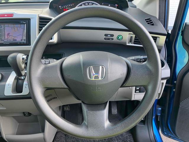 フリード Ｇ　ジャストセレクション　バックカメラ　ナビ　ＴＶ　両側スライド・片側電動　オートライト　ＨＩＤ　キーレスエントリー　電動格納ミラー　３列シート　ＣＶＴ　ＣＤ　ＤＶＤ再生　衝突安全ボディ　ＡＢＳ　エアコン　パワーステアリング（3枚目）