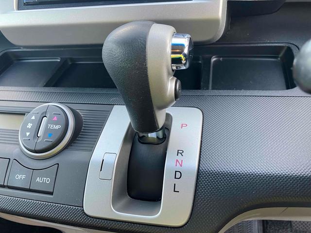 フリード Ｇ　ジャストセレクション　バックカメラ　ナビ　ＴＶ　両側スライド・片側電動　オートライト　ＨＩＤ　キーレスエントリー　電動格納ミラー　３列シート　ＣＶＴ　ＣＤ　ＤＶＤ再生　衝突安全ボディ　ＡＢＳ　エアコン　パワーステアリング（7枚目）