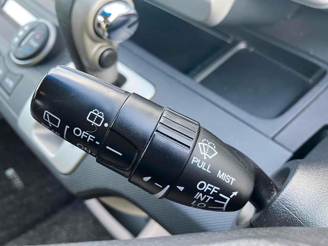 フリード Ｇ　ジャストセレクション　バックカメラ　ナビ　ＴＶ　両側スライド・片側電動　オートライト　ＨＩＤ　キーレスエントリー　電動格納ミラー　３列シート　ＣＶＴ　ＣＤ　ＤＶＤ再生　衝突安全ボディ　ＡＢＳ　エアコン　パワーステアリング（9枚目）