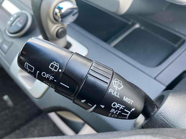 フリード Ｇ　ジャストセレクション　バックカメラ　ナビ　ＴＶ　両側スライド・片側電動　オートライト　ＨＩＤ　キーレスエントリー　電動格納ミラー　３列シート　ＣＶＴ　ＣＤ　ＤＶＤ再生　衝突安全ボディ　ＡＢＳ　エアコン　パワーステアリング（10枚目）