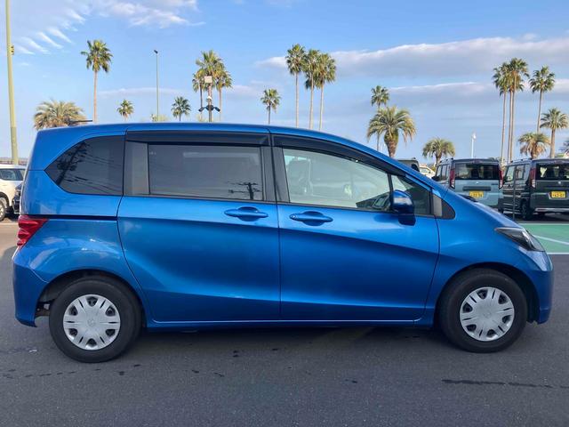 フリード Ｇ　ジャストセレクション　バックカメラ　ナビ　ＴＶ　両側スライド・片側電動　オートライト　ＨＩＤ　キーレスエントリー　電動格納ミラー　３列シート　ＣＶＴ　ＣＤ　ＤＶＤ再生　衝突安全ボディ　ＡＢＳ　エアコン　パワーステアリング（14枚目）