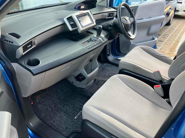 フリード Ｇ　ジャストセレクション　バックカメラ　ナビ　ＴＶ　両側スライド・片側電動　オートライト　ＨＩＤ　キーレスエントリー　電動格納ミラー　３列シート　ＣＶＴ　ＣＤ　ＤＶＤ再生　衝突安全ボディ　ＡＢＳ　エアコン　パワーステアリング（27枚目）