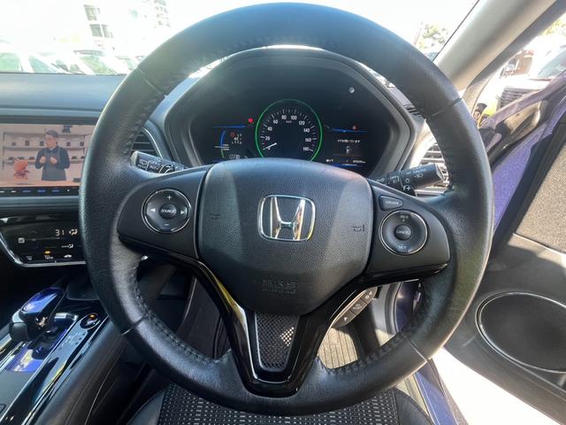 ヴェゼル ハイブリッドZ ETC バックカメラ オートクルーズコントロール 衝突被害軽減システム ナビ TV オートライト LEDヘッドランプ アルミホイール スマートキー 電動格納ミラー シートヒーター AT(3枚目)