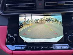 バックカメラおよびガイドライン表示が装着されていますので、車庫入れが苦手な人でもアシストしてくれます。 3