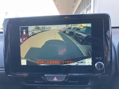 便利なバックビューカメラを装備し、ステアリング舵角に合わせたガイドライン表示もおこないます。駐車が苦手な方でも安心していただける装備です。 5