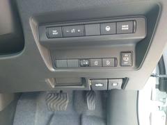 両側電動スライドドア装備！運転席よりボタン一つで開閉可能でございます。 4