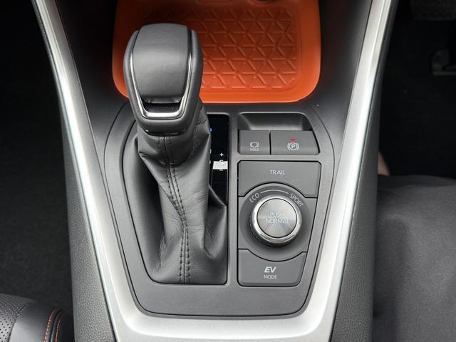 ＲＡＶ４ ハイブリッドアドベンチャー　４ＷＤ　バックカメラ　クリアランスソナー　オートクルーズコントロール　レーンアシスト　パワーシート　衝突被害軽減システム　ＴＶ　オートマチックハイビーム　オートライト　ＬＥＤヘッドランプ（6枚目）