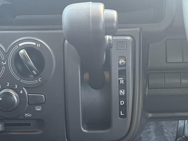 アルト A クリアランスソナー レーンアシスト 衝突被害軽減システム オートライト アイドリングストップ CVT 盗難防止システム ABS ESC 衝突安全ボディ エアコン パワーステアリング パワーウィンドウ(5枚目)