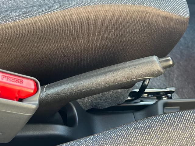 アルト A クリアランスソナー レーンアシスト 衝突被害軽減システム オートライト アイドリングストップ CVT 盗難防止システム ABS ESC 衝突安全ボディ エアコン パワーステアリング パワーウィンドウ(31枚目)