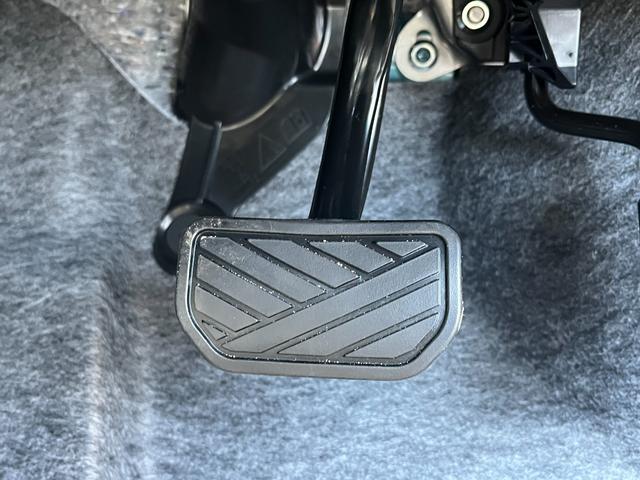 アルト A クリアランスソナー レーンアシスト 衝突被害軽減システム オートライト アイドリングストップ CVT 盗難防止システム ABS ESC 衝突安全ボディ エアコン パワーステアリング パワーウィンドウ(40枚目)