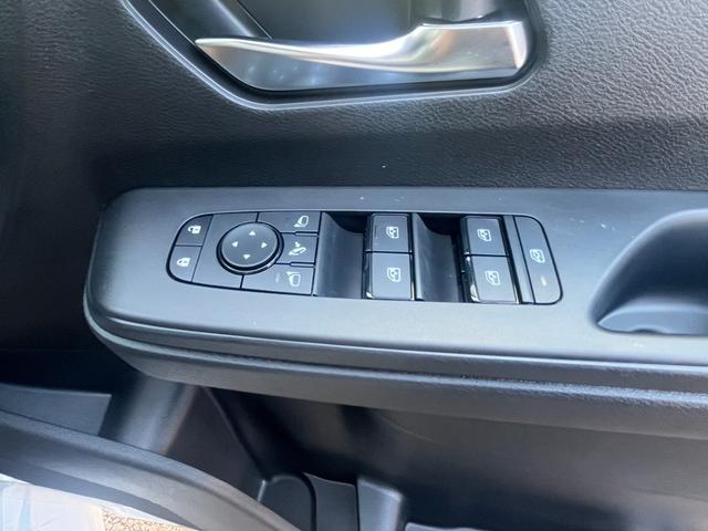 セレナ ｅ－パワー　ハイウェイスターＶ　全周囲カメラ　ＴＶ　クリアランスソナー　オートクルーズコントロール　レーンアシスト　衝突被害軽減システム　両側電動スライドドア　オートマチックハイビーム　オートライト　ＬＥＤヘッドランプ　スマートキー（8枚目）