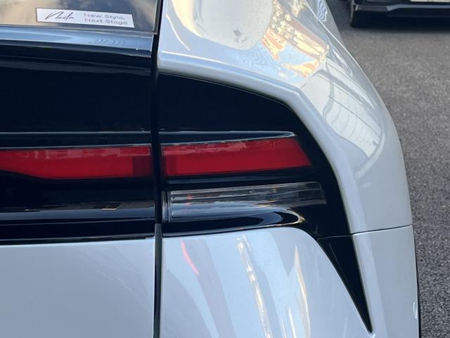 プリウス Ｚ　クリアランスソナー　レーンアシスト　オートクルーズコントロール　衝突被害軽減システム　全周囲カメラ　ナビ　アルミホイール　オートマチックハイビーム　オートライト　ＬＥＤヘッドランプ　ＣＶＴ（12枚目）