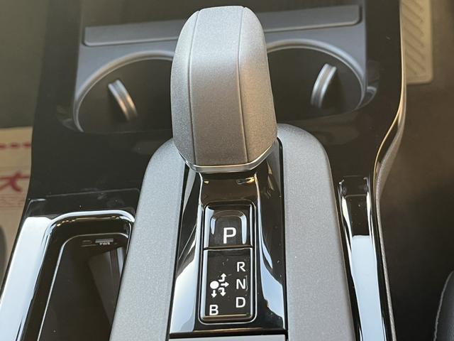 プリウス Ｚ　クリアランスソナー　レーンアシスト　オートクルーズコントロール　衝突被害軽減システム　全周囲カメラ　ナビ　アルミホイール　オートマチックハイビーム　オートライト　ＬＥＤヘッドランプ　ＣＶＴ（23枚目）