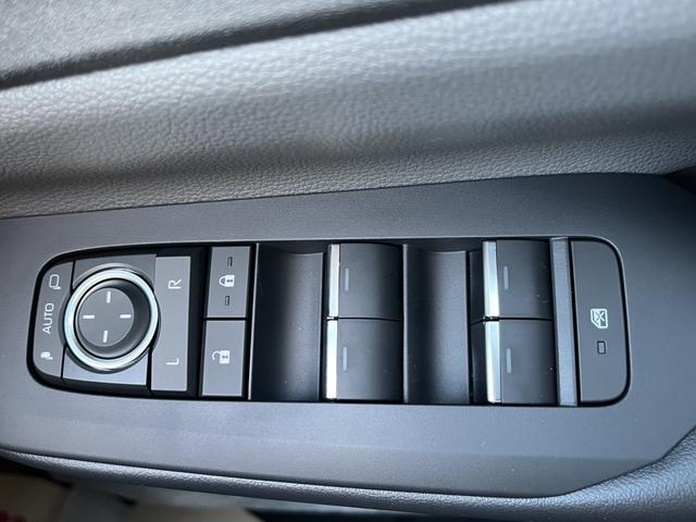 プリウス Ｚ　クリアランスソナー　レーンアシスト　オートクルーズコントロール　衝突被害軽減システム　全周囲カメラ　ナビ　アルミホイール　オートマチックハイビーム　オートライト　ＬＥＤヘッドランプ　ＣＶＴ（29枚目）