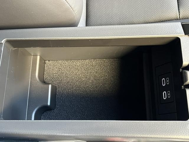 プリウス Ｚ　クリアランスソナー　レーンアシスト　オートクルーズコントロール　衝突被害軽減システム　全周囲カメラ　ナビ　アルミホイール　オートマチックハイビーム　オートライト　ＬＥＤヘッドランプ　ＣＶＴ（40枚目）