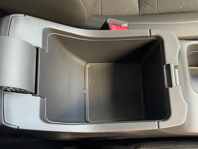 ヴェゼル e:HEV Z クリアランスソナー オートクルーズコントロール レーンアシスト 衝突被害軽減システム オートライト LEDヘッドランプ 電動リアゲート アルミホイール スマートキー 電動格納ミラー シートヒーター(31枚目)