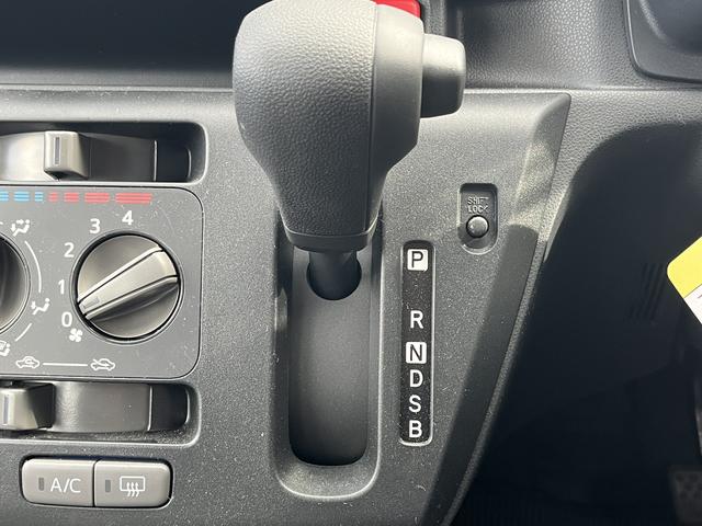 ミライース Ｌ　ＳＡＩＩＩ　バックカメラ　クリアランスソナー　衝突被害軽減システム　オートマチックハイビーム　オートライト　キーレスエントリー　アイドリングストップ　ＣＶＴ　盗難防止システム　ＡＢＳ　ＥＳＣ　衝突安全ボディ（6枚目）