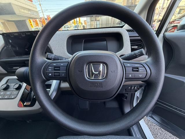 フリード ｅ：ＨＥＶエアー　バックカメラ　クリアランスソナー　レーンアシスト　両側電動スライドドア　オートライト　スマートキー　３列シート　ＣＶＴ　ＵＳＢ　ＥＳＣ（3枚目）