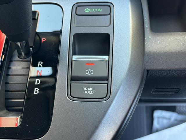 フリード ｅ：ＨＥＶエアー　バックカメラ　クリアランスソナー　レーンアシスト　両側電動スライドドア　オートライト　スマートキー　３列シート　ＣＶＴ　ＵＳＢ　ＥＳＣ（9枚目）