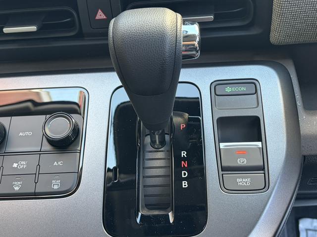 フリード ｅ：ＨＥＶエアー　バックカメラ　クリアランスソナー　レーンアシスト　両側電動スライドドア　オートライト　スマートキー　３列シート　ＣＶＴ　ＵＳＢ　ＥＳＣ（11枚目）