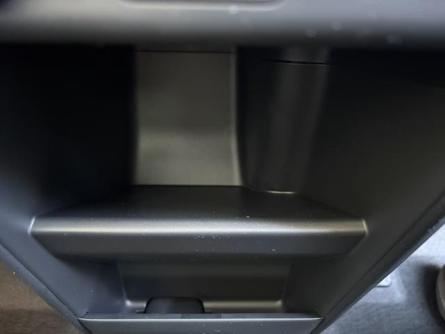 フリード ｅ：ＨＥＶエアー　バックカメラ　クリアランスソナー　レーンアシスト　両側電動スライドドア　オートライト　スマートキー　３列シート　ＣＶＴ　ＵＳＢ　ＥＳＣ（27枚目）