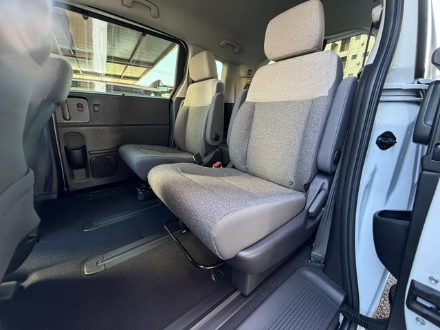 フリード ｅ：ＨＥＶエアー　バックカメラ　クリアランスソナー　レーンアシスト　両側電動スライドドア　オートライト　スマートキー　３列シート　ＣＶＴ　ＵＳＢ　ＥＳＣ（40枚目）