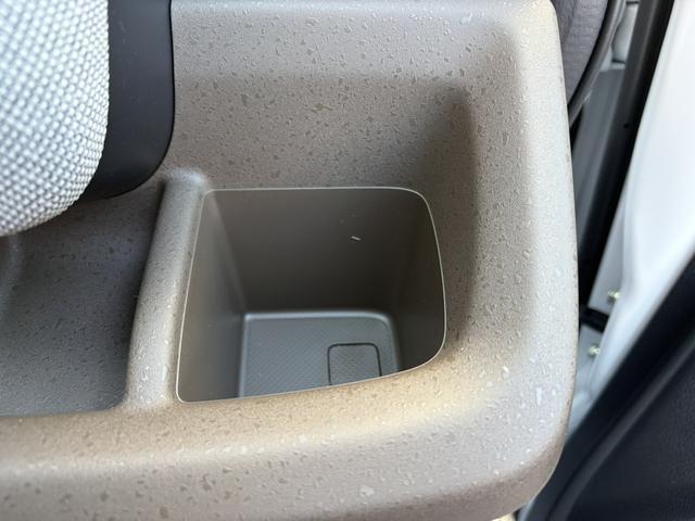 フリード ｅ：ＨＥＶエアー　バックカメラ　クリアランスソナー　レーンアシスト　両側電動スライドドア　オートライト　スマートキー　３列シート　ＣＶＴ　ＵＳＢ　ＥＳＣ（51枚目）